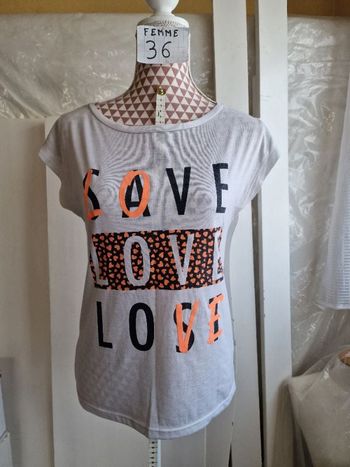 Tee-shirt, devant blanc à inscription et dos noir, en très très bon état,en polyester, longueur 60cm