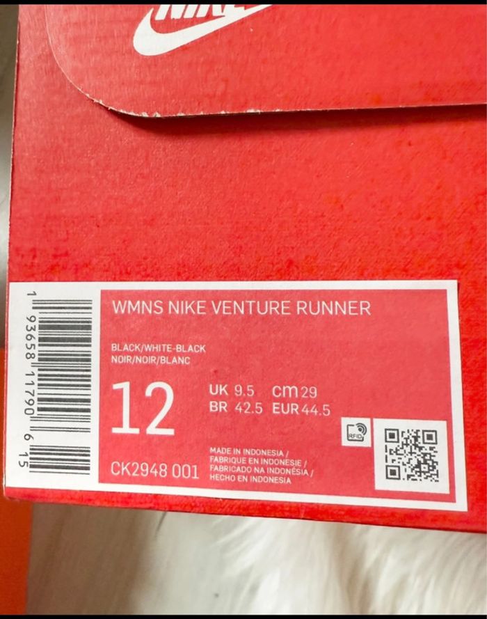 Baskets Nike Venture Runner – Taille 44,5 – Noir/Blanc – Neuf avec étiquette - photo numéro 15
