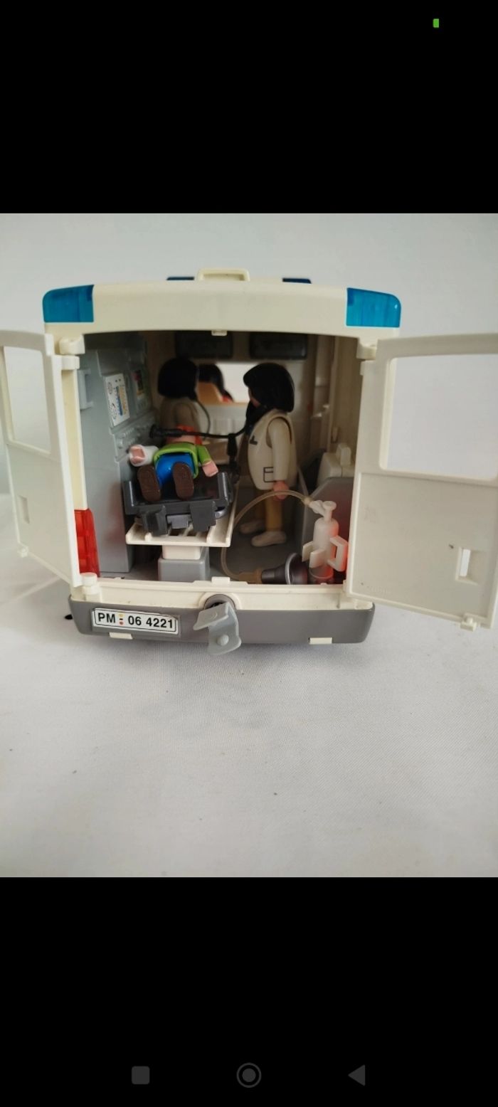 Ambulance lumineuse Playmobil avec 5 personnages et accessoires Playmobil - photo numéro 10