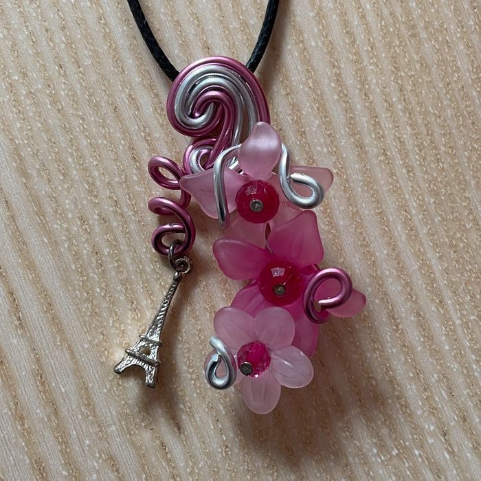 Collier fleurs et Tour Eiffel artisanal