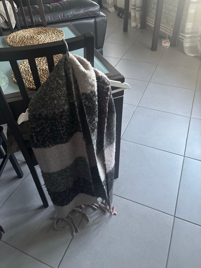 Grande écharpe franges grise et rose - photo numéro 2