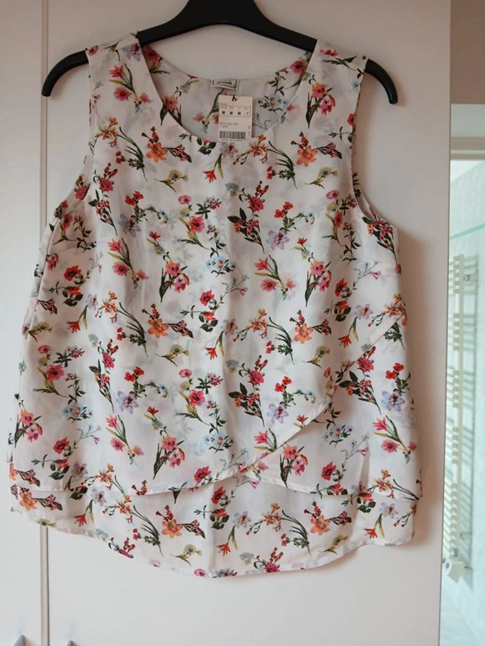 Haut fleuri taille M de chez Pimkie