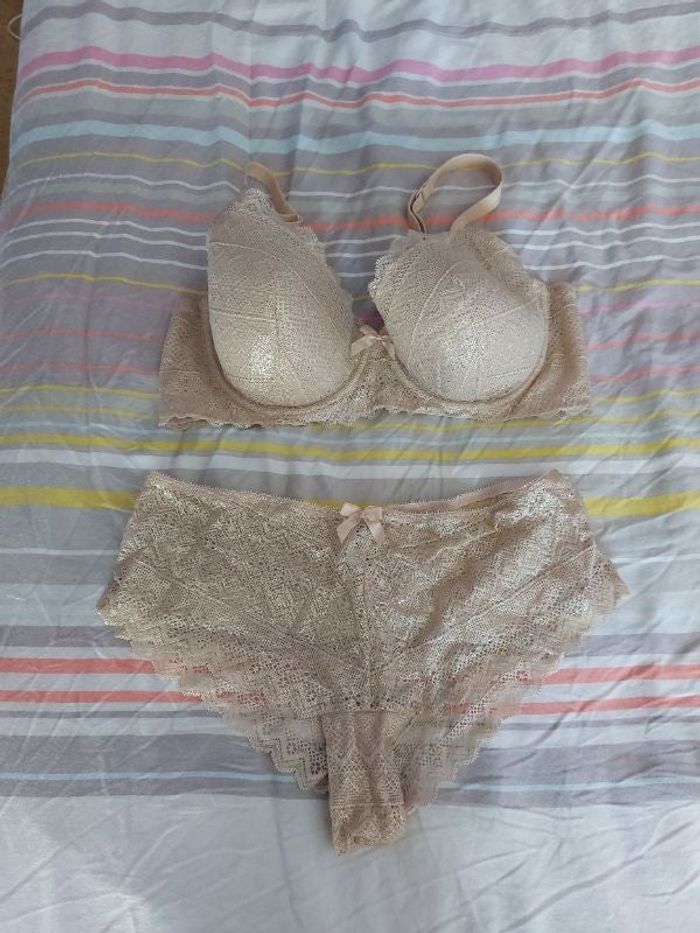 Magnifique ensemble de lingerie irisée