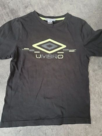 T-shirt garçon umbro 8 ans environ très bon état