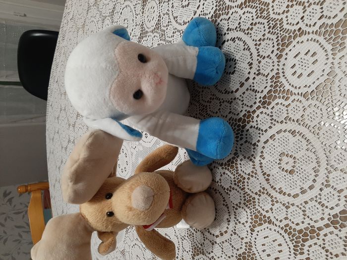 2 peluches : élan et mouton