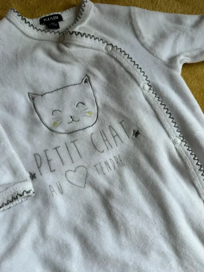 Pyjamas velours blanc  Motif petit chat  Taille 3 mois - photo numéro 4
