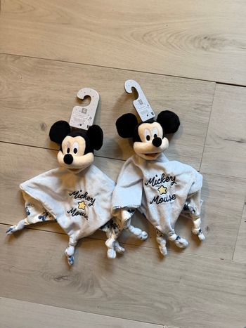 Lot de 2 doudous Mickey neuf