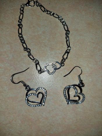 Bracelet et boucles d'oreilles coeur neuf
