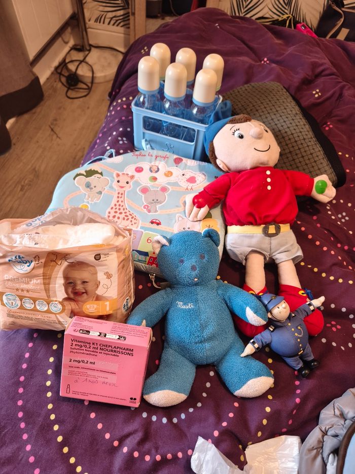 Lot biberons et jouets d'éveil