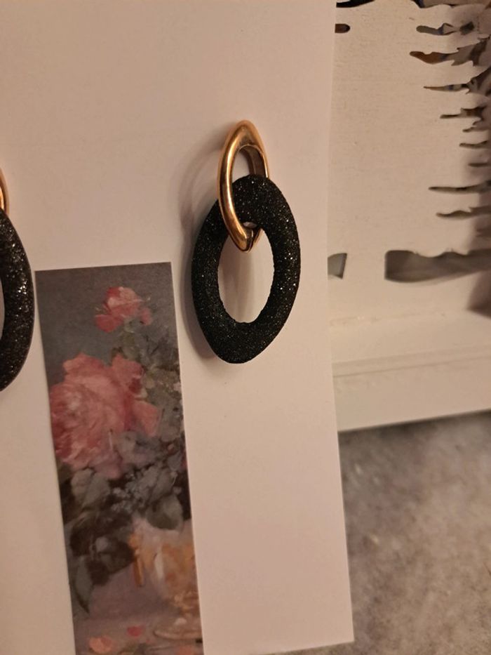 Boucles d'oreilles pendante noir et doré - photo numéro 4