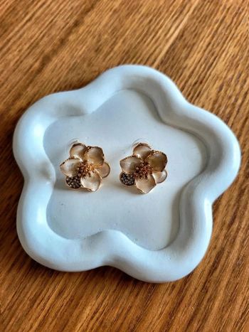 Boucles d’oreilles fleur dorée – effet nacré & strass – bijou élégant chic vintage