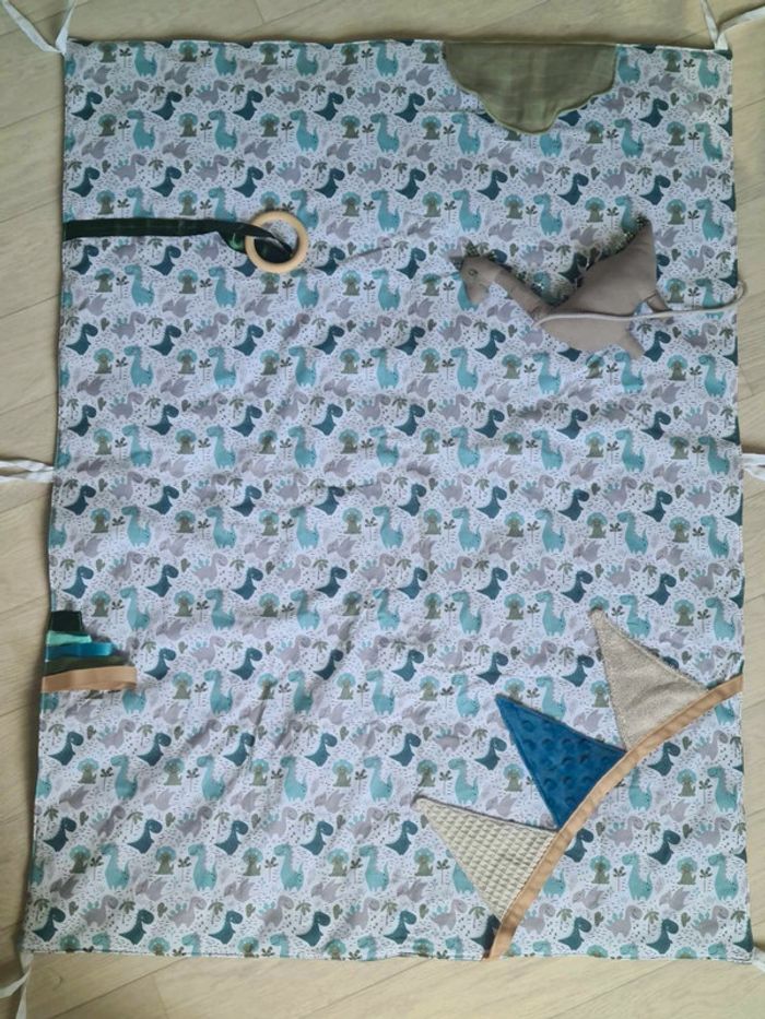 Tapis de parc thème dinosaure fait mains