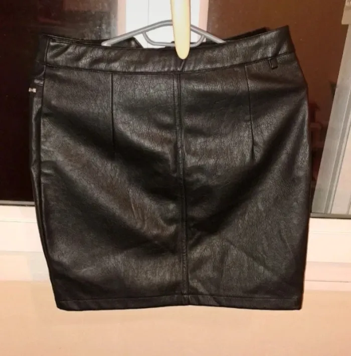 Jupe en cuir (similicuir) taille S - photo numéro 2