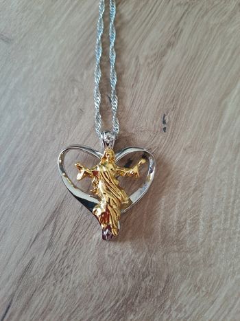 Chaîne et pendentif jésus