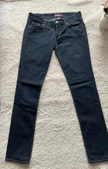 Jean skinny taille basse brut.