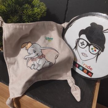 Doudou Éléphant Dumbo carre plat mouchoir beige Disney baby noeuds Gris