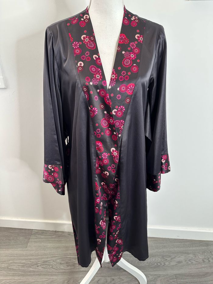Peignoir kimono satiné à fleurs gris eg rose fuchsia T1 36/38 S/M - photo numéro 2