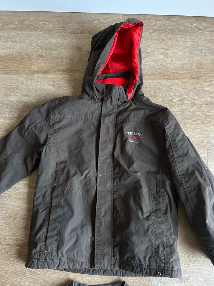 Lot garçon 8 ans – veste imperméable à capuche + t-shirt manches longues - photo numéro 2