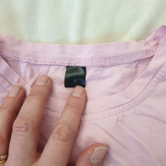 1 t-shirt rose taille S, en très bon état, à l'effigie Hawkins - photo numéro 3