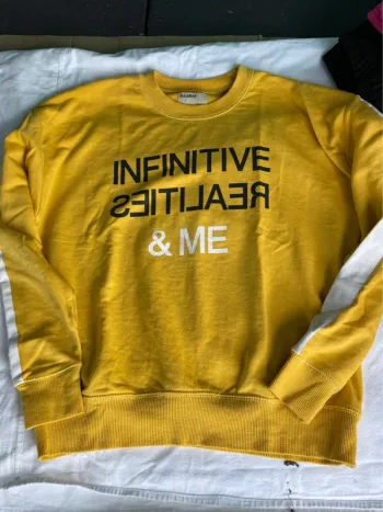 Sweat couleur moutarde