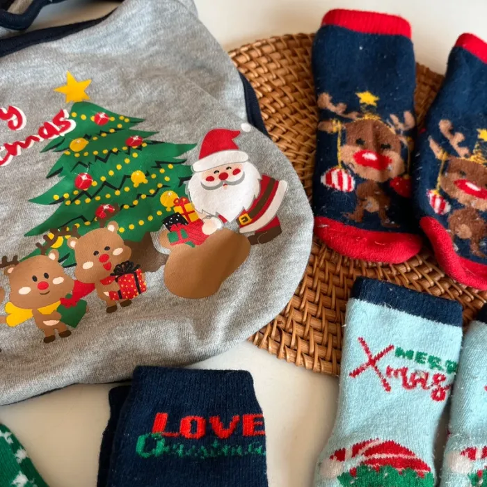 Lot Noël chaussettes et bavoirs - photo numéro 3