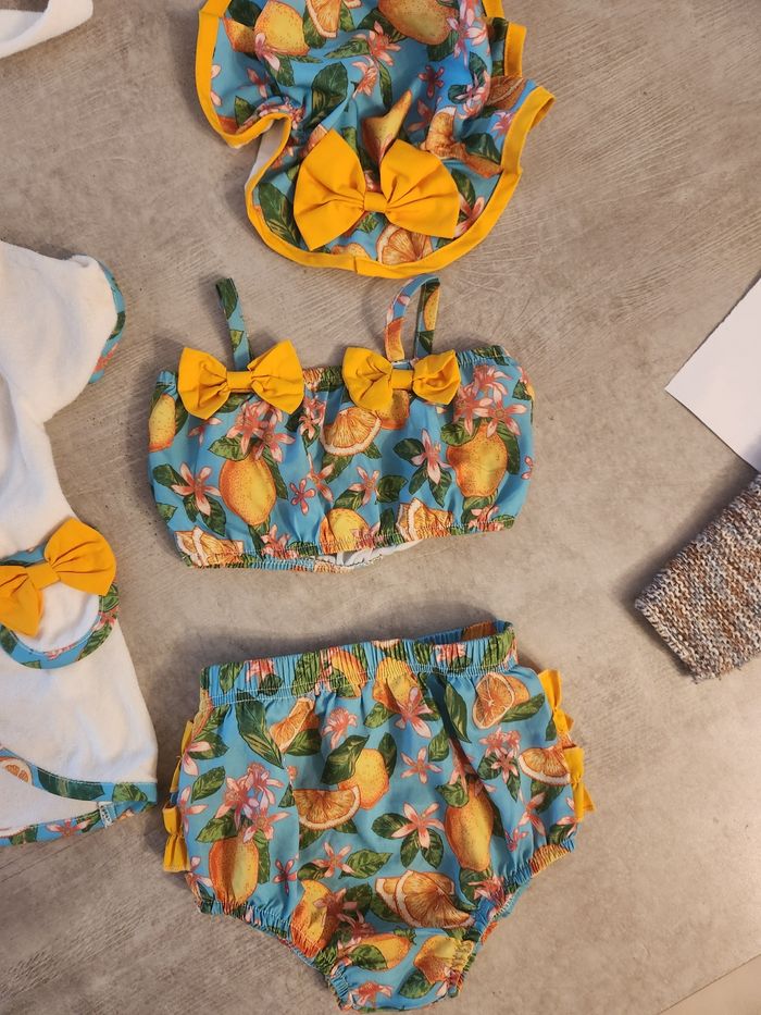 Maillot de bain fille 4 pièce en excellente état 9/ 18 mois