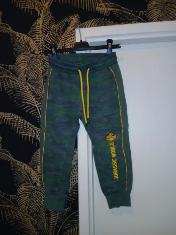 💚 Pantalon Jurassic World taille 4 ans.