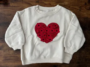 Sweat beige avec cœur rouge fleuri