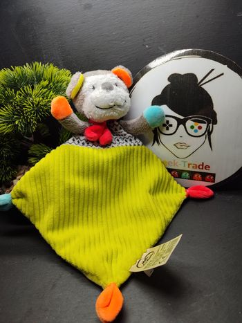 Doudou Siplec Mots D'enfants Leclerc Singe Gris Orange Vert Plat Écharpe Rouge