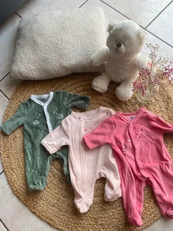 Lot de 3 pyjamas en velours taille 1 mois