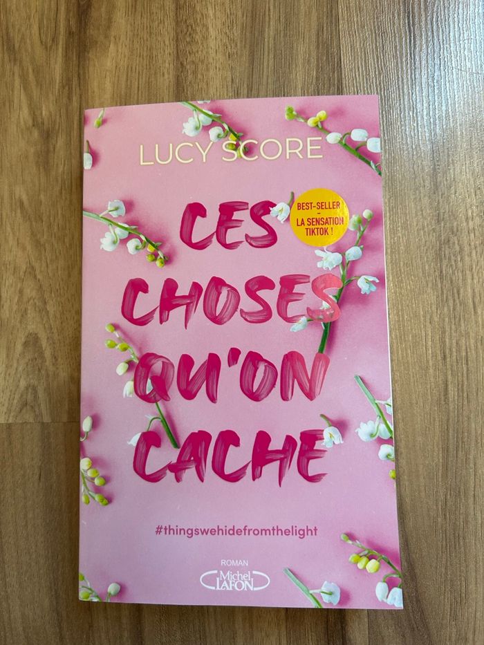 Livre de Lucy Score «Ces choses que l’on cache » Édition Michel Lafon - photo numéro 2