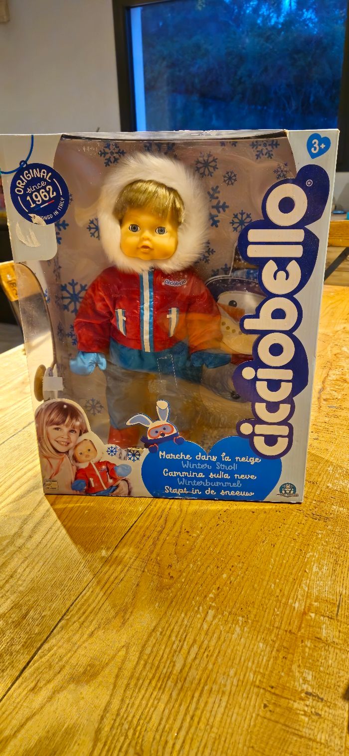 Cicciobello Marche dans la neige neuf