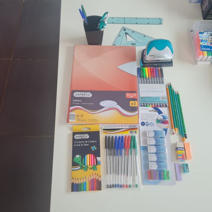 Lot de fournitures scolaires
