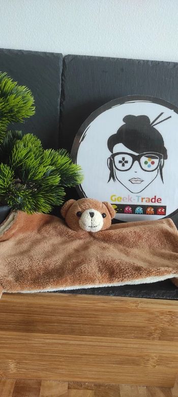 doudou carré ours marron eige pattes logoprom noir billes