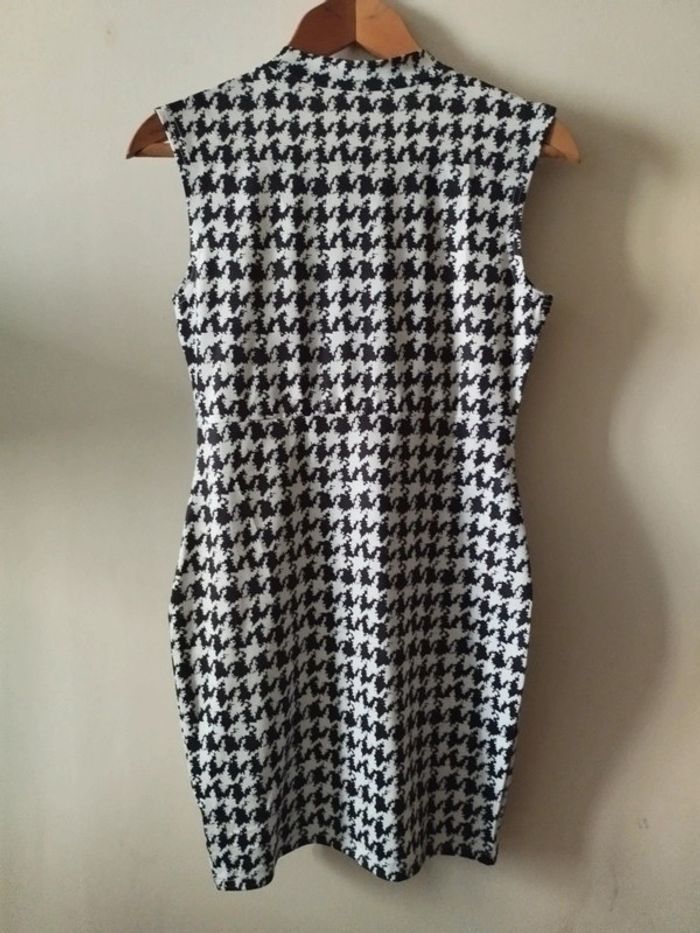 Robe moulante imprimée pieds de poule taille 38. Neuve - photo numéro 2