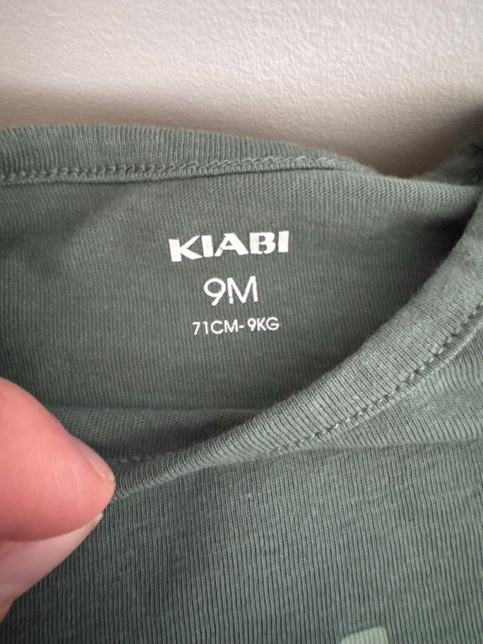 Ensemble 3 pièces : t-shirt Kiabi, t-shirt Obaibi, pantalon Primark - 9 mois - photo numéro 4