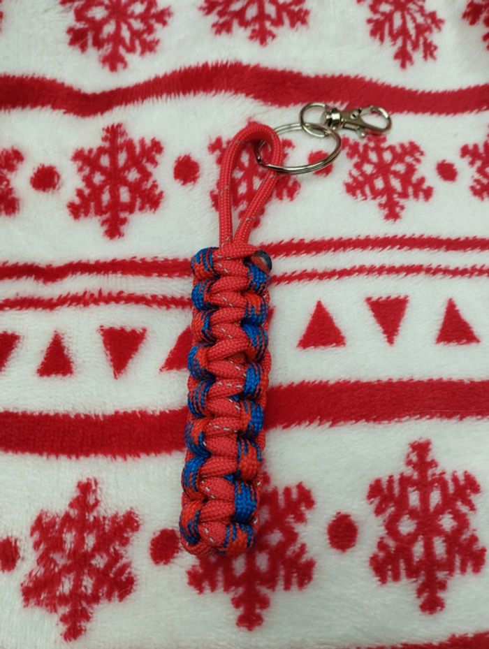 Porte clés en paracorde fait main bleu et rouge