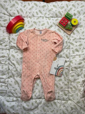 pyjama grenouillère en velours rose motifs coeurs 6 mois chocolatine ouverture devant