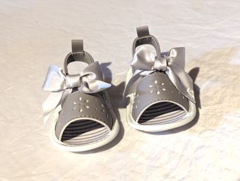 Petites Sandalettes Blanches Grises Flot Ruban Fermeture Scratch Accessoire Petits Enfants Bébés