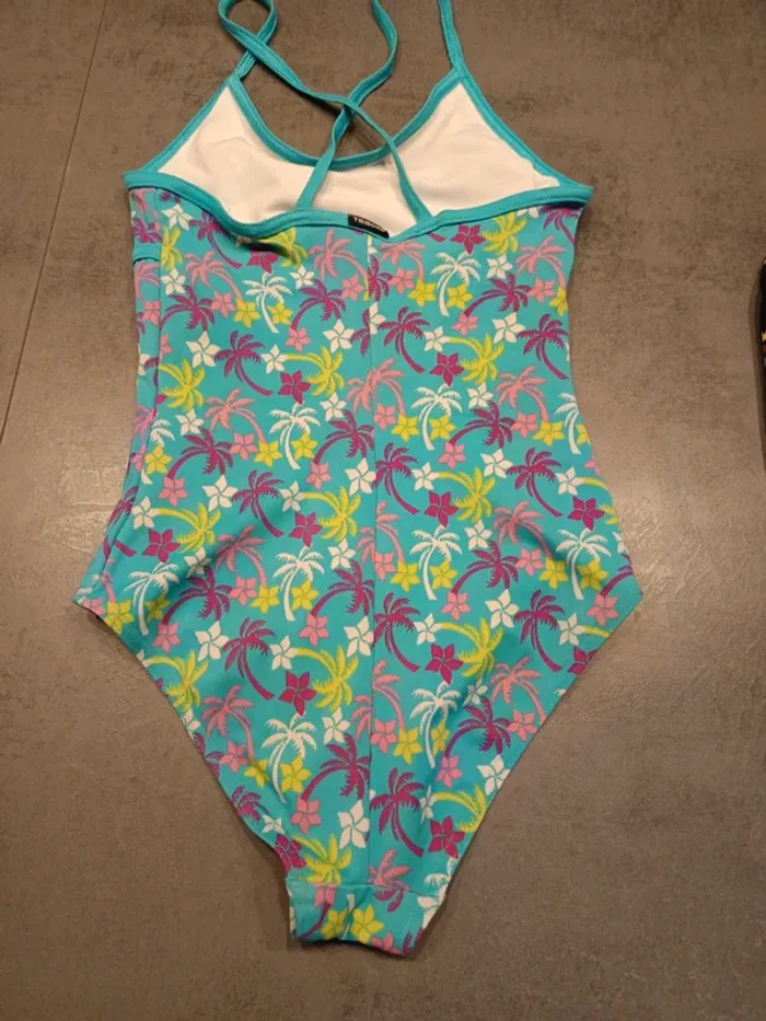 Vends lot de 2 maillots de bain 1 pièce nabaiji et tribord taille 10 ans. - photo numéro 8