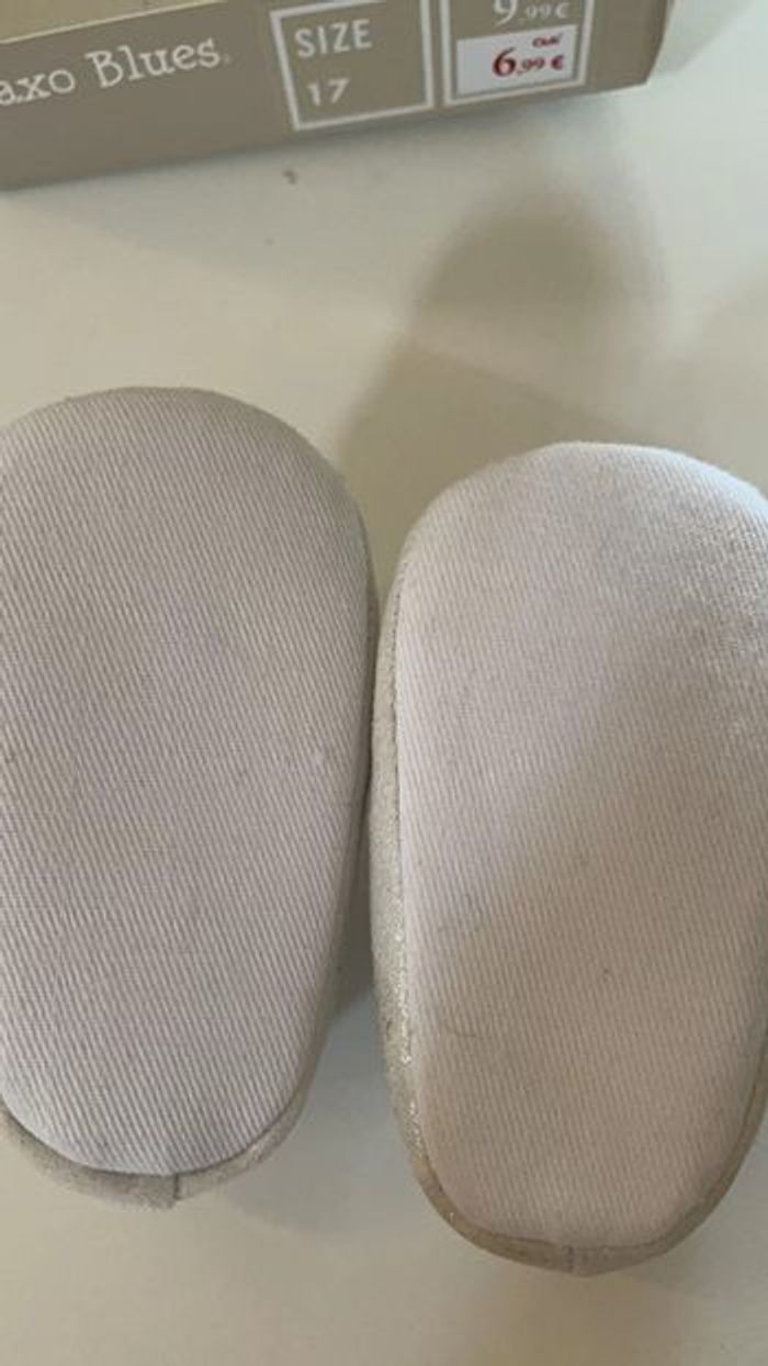 Jolies chaussons blancs taille 17 - photo numéro 3