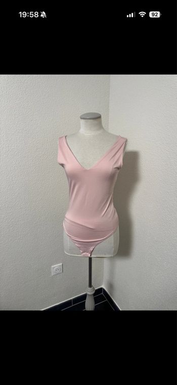 Bodies rose avec doublure col en v bouton de pression