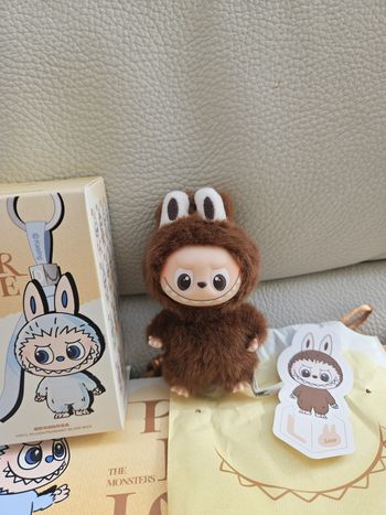 Labubu Pin for Love lettre L marron Pop Mart