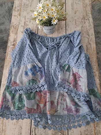 Haut bleu dentelle broderie et sequins
