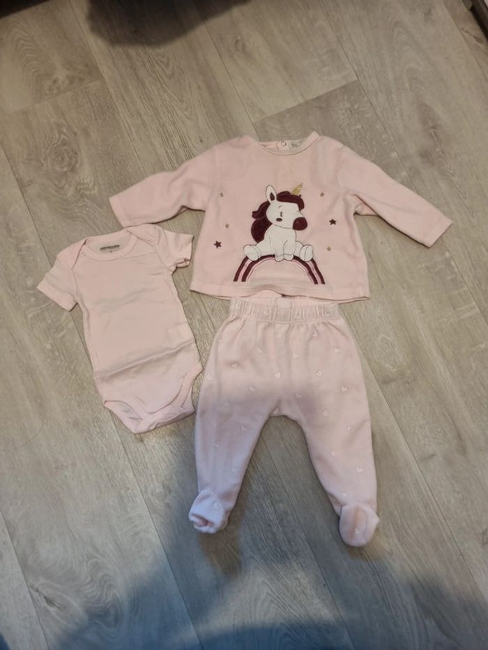 Lot un pyjama 2 pièces licorne et un body manches courtes rose en 6 mois