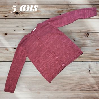🧶 Gilet Fille 5 ans – Bordeaux Brillant – Kidkanai