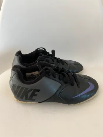 Paire de crampons chaussures de foot ou rugby Nike pointure 28