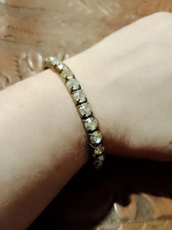 bracelet en métal argenté et strass translucides.