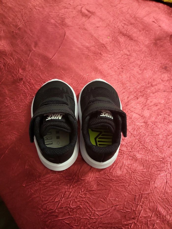 Baskets NIKE Bébé taille 17 - photo numéro 4
