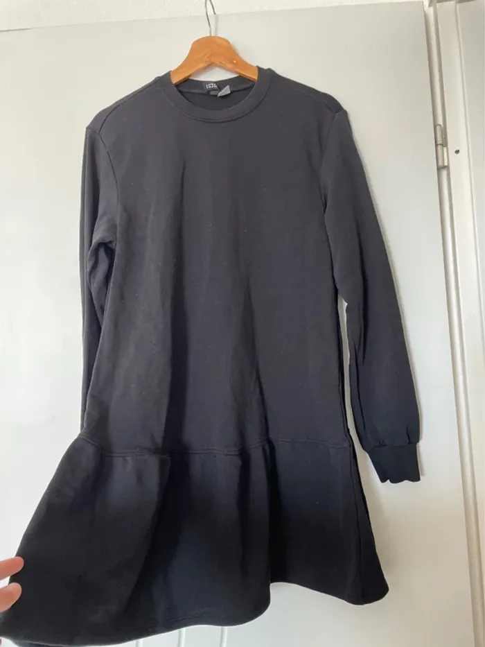 Pull noir h&m évasé effet jupette en très bon état - photo numéro 2